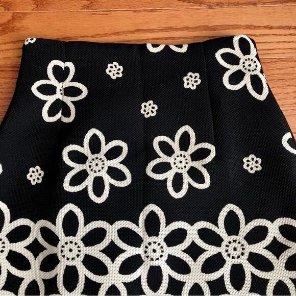 Answer Made in Korea Flower graphic Black Cream Pencil Mini Skirt Women’s size S - Picture 2 of 9